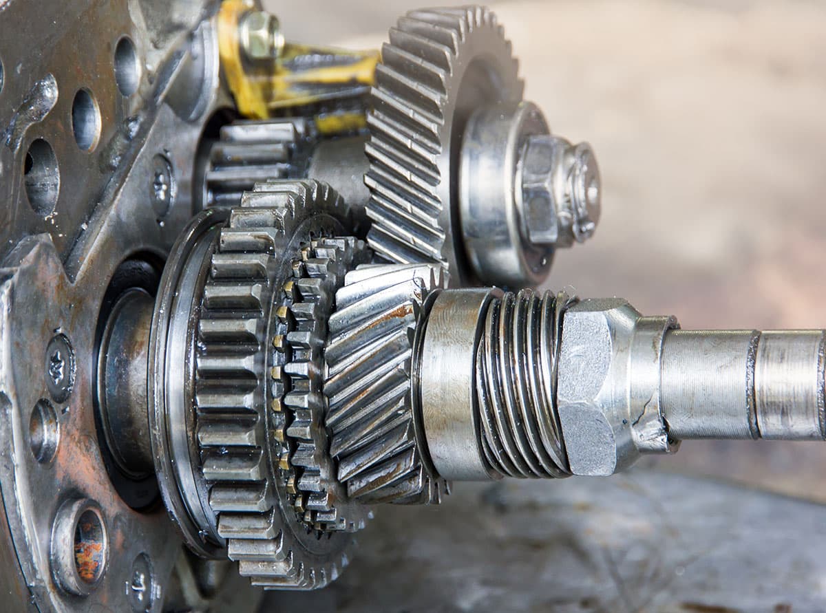 Metal gears in a mechanical transmission